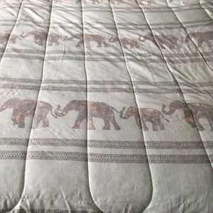Queen size elephant design bed set